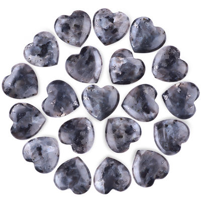 0Pedras de cura em forma de coração de labradorite preto para fabricação de jóias.