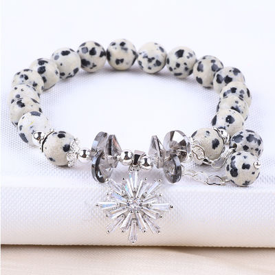Pedra preciosa personalizada 8mm Jáspero redondo de Dalamatação com Floco de Neve Pulseira de contas encantadora para dar presente