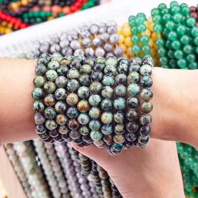 Joalharia feita à mão fazendo pérolas de cristal turquesa africana de 8 mm.