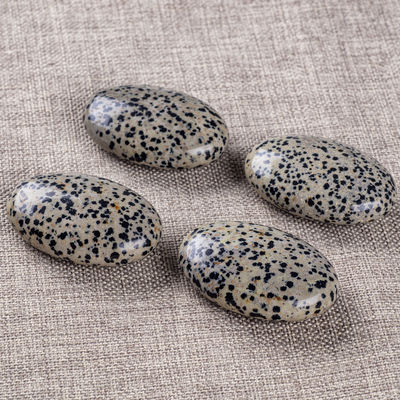 Pedra de palma de jaspe da Dálmata natural polida em forma oval Pedra de energia de cristal da Dálmata para decoração de edifícios