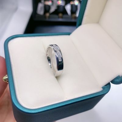 Anel de noivado de diamantes de ouro Moissanite de 18 quilates